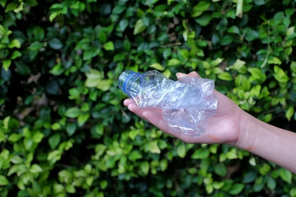 Iemands Hand Laat Zien Hoe Geperste Plastic Flessen Weggooit Het — Stockfoto