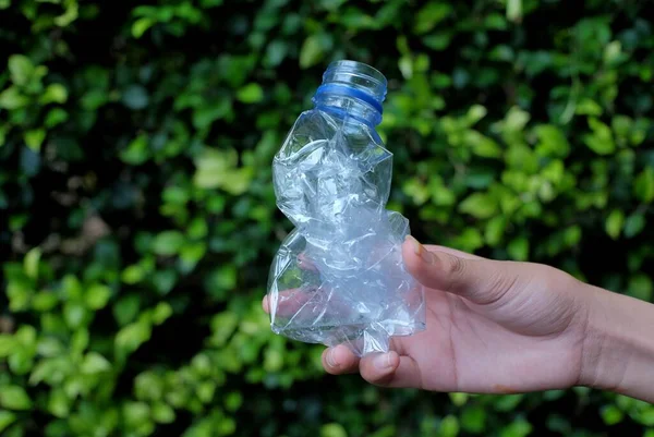Någons Hand Visar Hur Man Gör Sig Med Pressade Plastflaskor — Stockfoto