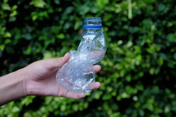 Someone Hand Shows How Dispose Squeezed Plastic Bottles Make More — Stock Photo, Image