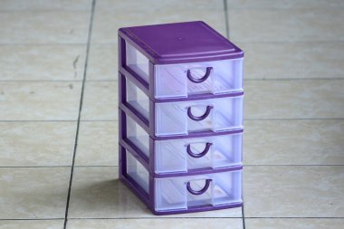 Çok katlı plastik çekmece rafı. Boyutları küçük. Dosyalar için çok işlevli depolama, kırtasiye setlerine 