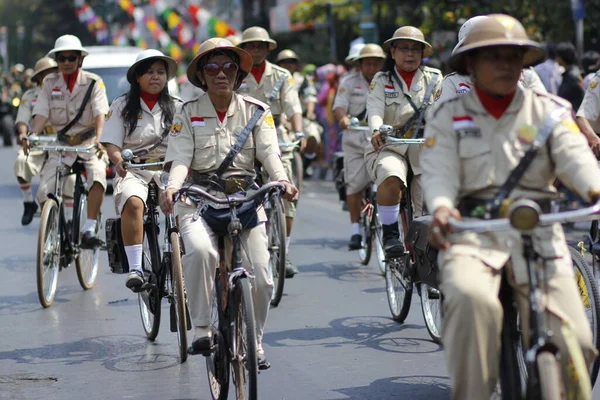 Yogyakarta Indonesia 2014 Desfile Ciudadanos Disfrazados Del Ejército Nacional Indonesia — Foto de Stock