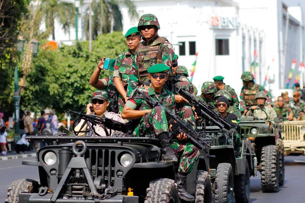 Yogyakarta, Endonezya, 11 / 10 / 2014. Endonezya Ulusal Ordusu (TNI) silahlı arazi araçları kullanıyor