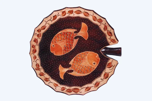 Tahtadan Yapılmış Dekoratif Bir Tabak Bir Balık Resmi Tür Işi — Stok fotoğraf