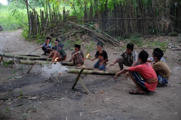 Yogyakarta Indonesia Maggio 2021 Ragazzi Riempiono Loro Tempo Prima Rompere — Foto Stock