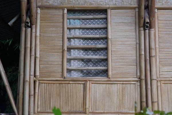 Szélkeringésű Ablakok Bambuszból Készült Keretekkel Falakkal Ökológiai Építészeti Stílusban Épült — Stock Fotó