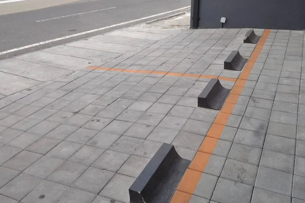 Araç tekerlekleri için parapet ile donatılmış dar park alanı