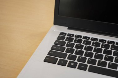 İş, iş ve diğer çevrimiçi aktivitelerin resmedilmesi için masadaki dizüstü bilgisayarın yarı görünümü 
