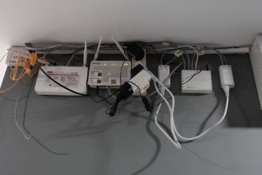 Yogyakarta, Endonezya, 25 Haziran 2021. Odanın çatısının bir köşesine yerleştirilen internet bağlantısı, alarm ve güvenlik kameraları için kablosuz ağ aygıtı. 