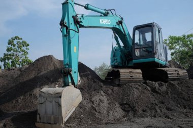 Klaten, Endonezya, 23 Haziran 2021. Mini kazıcı sanayi bölgesinde bir kum tepeciğine park etmiş.