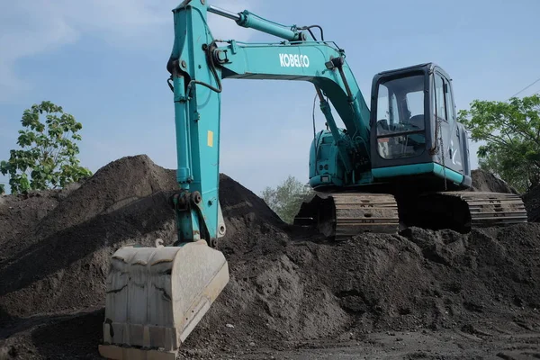 Klaten, Endonezya, 23 Haziran 2021. Mini kazıcı sanayi bölgesinde bir kum tepeciğine park etmiş.