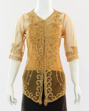 Şeffaf kebaya elbiseler üzerindeki brokar süslemeler kadınlar için zarif ve güzel görünüyor..