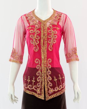 Şeffaf kebaya elbiseler üzerindeki brokar süslemeler kadınlar için zarif ve güzel görünüyor..