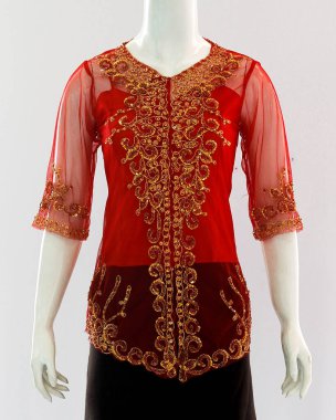 Şeffaf kebaya elbiseler üzerindeki brokar süslemeler kadınlar için zarif ve güzel görünüyor..