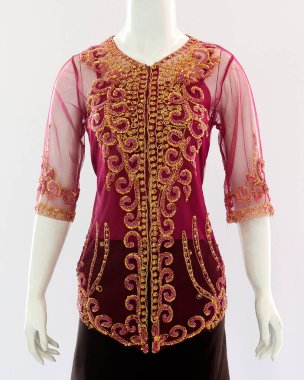 Şeffaf kebaya elbiseler üzerindeki brokar süslemeler kadınlar için zarif ve güzel görünüyor..