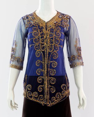 Şeffaf kebaya elbiseler üzerindeki brokar süslemeler kadınlar için zarif ve güzel görünüyor..