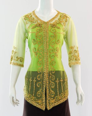 Şeffaf kebaya elbiseler üzerindeki brokar süslemeler kadınlar için zarif ve güzel görünüyor..