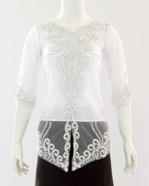 Şeffaf kebaya elbiseler üzerindeki brokar süslemeler kadınlar için zarif ve güzel görünüyor..