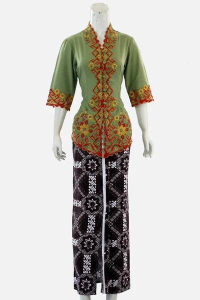 Uzun batik desenli etekli kadın klasik kebaya Endonezyalı kadınlarda otantik güzelliği gösterebilir..