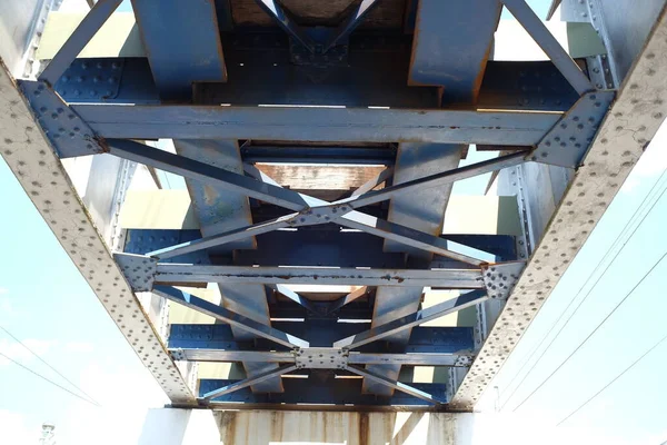 Детали Строительства Железного Моста Большими Колоннами — стоковое фото