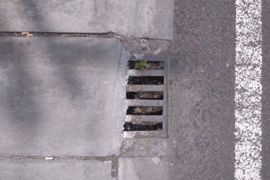 Demir ızgara kanalizasyonları kapatır, aynı zamanda yağmur yağdığında suyun akmasını sağlar, böylece yol hızla geri çekilir..