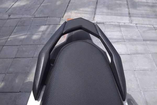Siyah sentetik deri kaplı arka motosiklet koltuğu ve koruyucu demir..