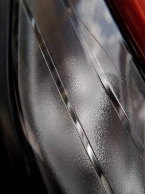 Motosiklet farlarındaki gümüş tanecikler görsel iletişim tasarımı için arka plan olarak kullanılabilir..