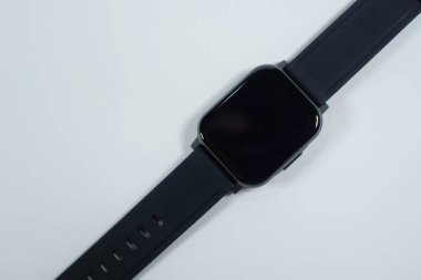 Smartwatch, sade siyah ve yansıtıcı. Tasarım basit ama lüks görünüyor. Belli koşullar altında ışık saçacak bir sensör sistemi var.. 