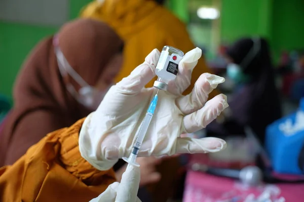 Klaten Endonezya Temmuz 2021 Toplum Aşılama Programında Sinovac Aşısı Hazırlarken — Stok fotoğraf