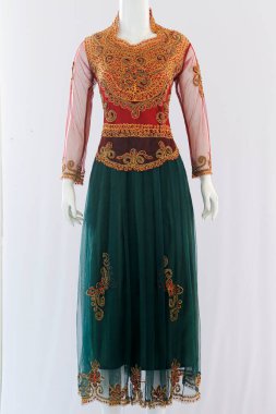 Pullu kadın kıyafetleri ve nakış çeşitleri, uzun bir etekle ve görkemli bir etnik temayla birleştirilir. Resmi etkinliklere katılmak için uygun.