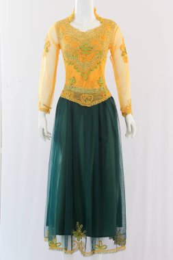 Pullu kadın kıyafetleri ve nakış çeşitleri, uzun bir etekle ve görkemli bir etnik temayla birleştirilir. Resmi etkinliklere katılmak için uygun.