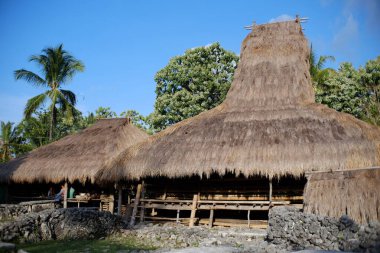 Batı Sumba 'nın geleneksel köyü, Doğu Nusa Tenggara, samandan, bambudan ve ağaçtan malzemeler kullanılır..