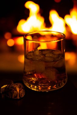 Yanan arka planda viski bardağı
