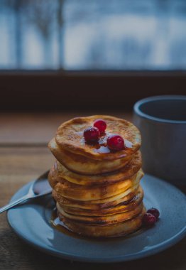 Kahvaltıda ballı un kekleri.