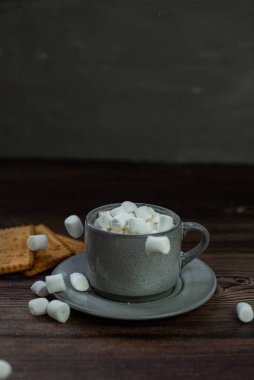 Bir fincan kahve, kahve, marşmelov, kapuçino, seramik fincan, sabah, kahvaltı, beyaz marşmelov.