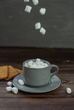 Bir fincan kahve, kahve, marşmelov, kapuçino, seramik fincan, sabah, kahvaltı, beyaz marşmelov.
