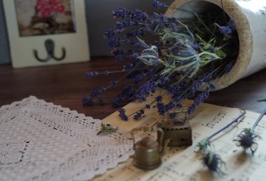 Masanın üzerinde bir müzik kitabının arka planına karşı lavanta