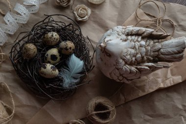 Yuvanın yanında yumurtalı seramik beyaz kuşlar.