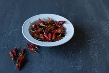 Seramik tabakta kurutulmuş kırmızı biber.