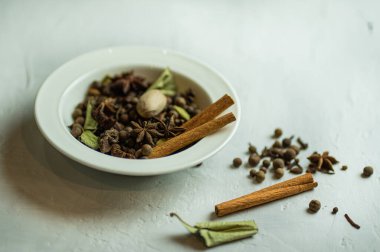 Beyaz bardakta sıcak şarap için baharat seti.