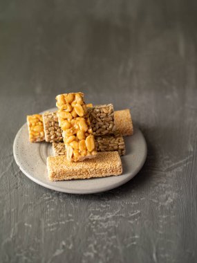 Masadaki fındıklı fındık tatlısı