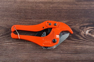 Metal araç kesicisi beyaz arkaplanda izole et