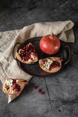  Tahta bir masada nar.