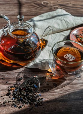 Çin yeşil oolong çayının yanında bir fincan çay ve çaydanlık.