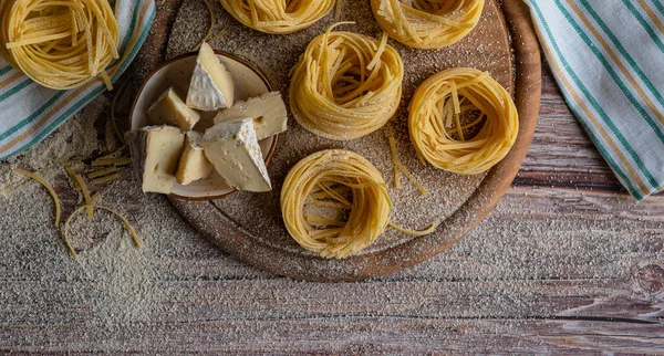 Macarrão Ninho Madeira Farinha Com Queijo Rolo Pino — Fotografia de Stock