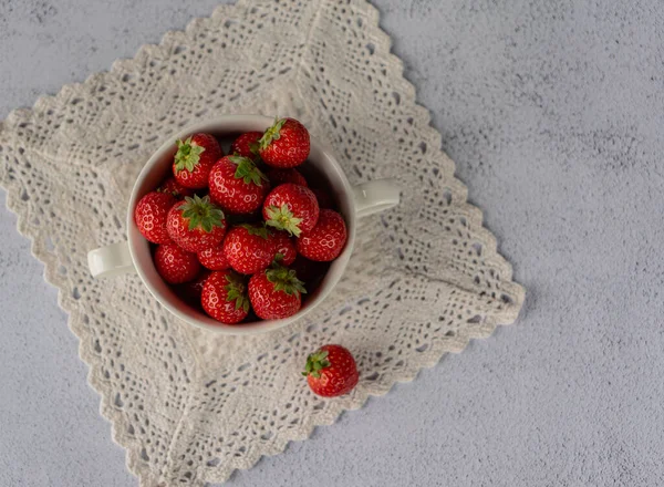 Reife Erdbeeren Einer Weißen Glasschale Auf Dem Hintergrund — Stockfoto