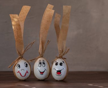 Boyanmış yüzlü paskalya beyaz yumurtaları, yumurta ailesi, bir sepette üç tane.