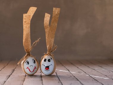 Boyanmış yüzlü paskalya beyaz yumurtaları, yumurta ailesi, bir sepette üç tane.