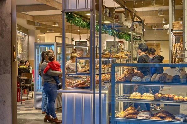 2020 Barcelone Inauguration Une Cafétéria Dans Centre Complètement Plein Gens Images De Stock Libres De Droits