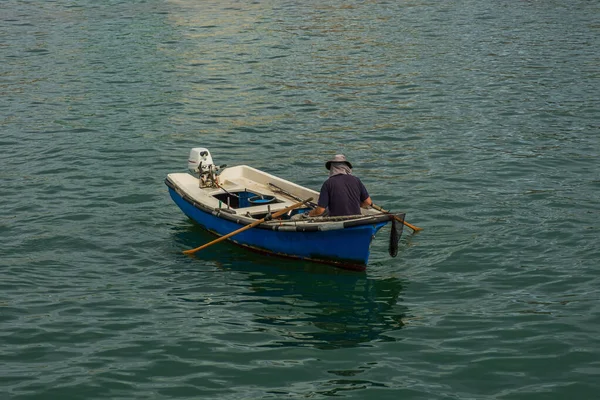 Fischer Seinem Kleinen Boot Beim Angeln Meer — Stockfoto