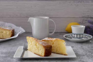 Limonlu limonlu ahşap arka planda limonlu kek.